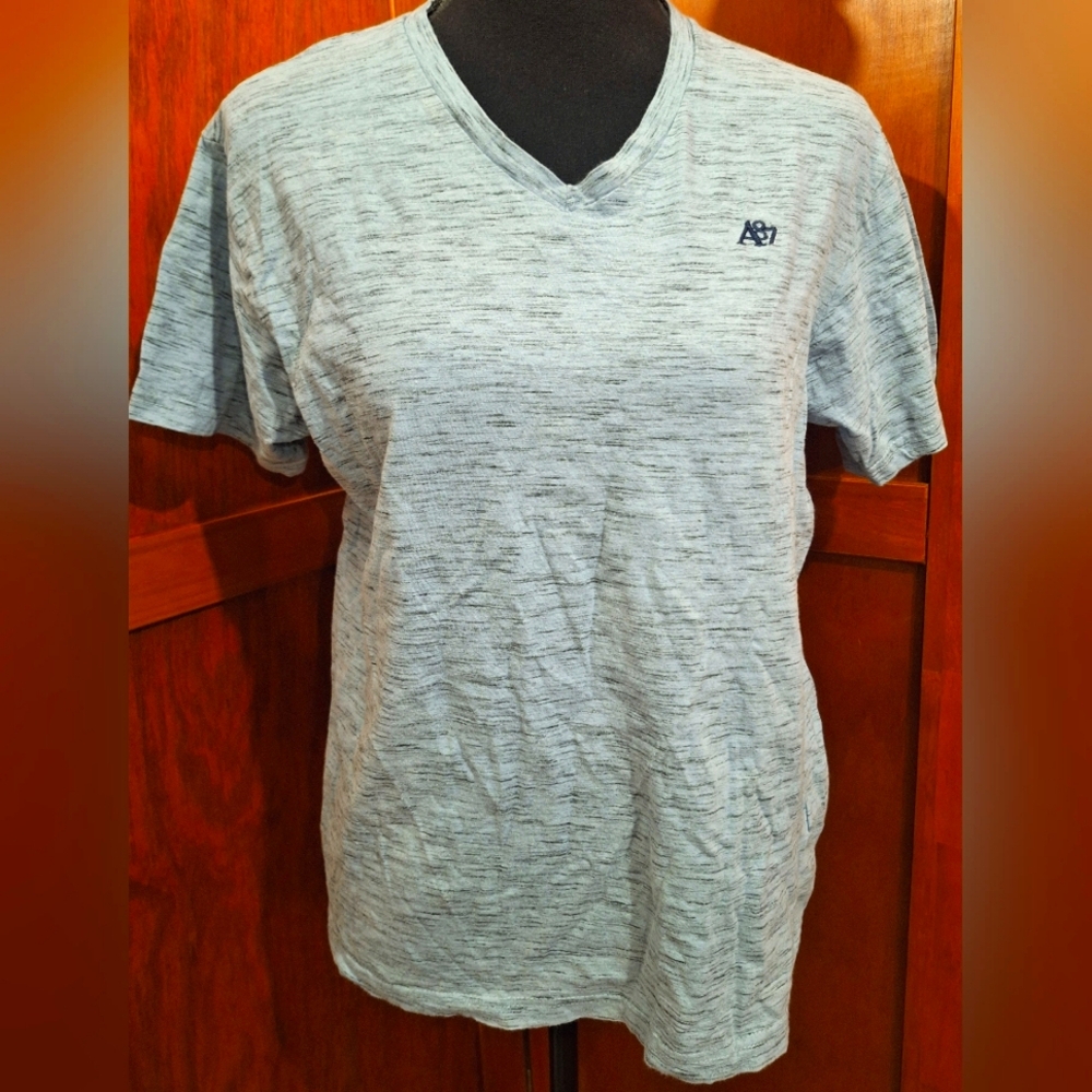 AÈROPOSTALE women's very light blue t-shirt with variegated gray stripes. Size M